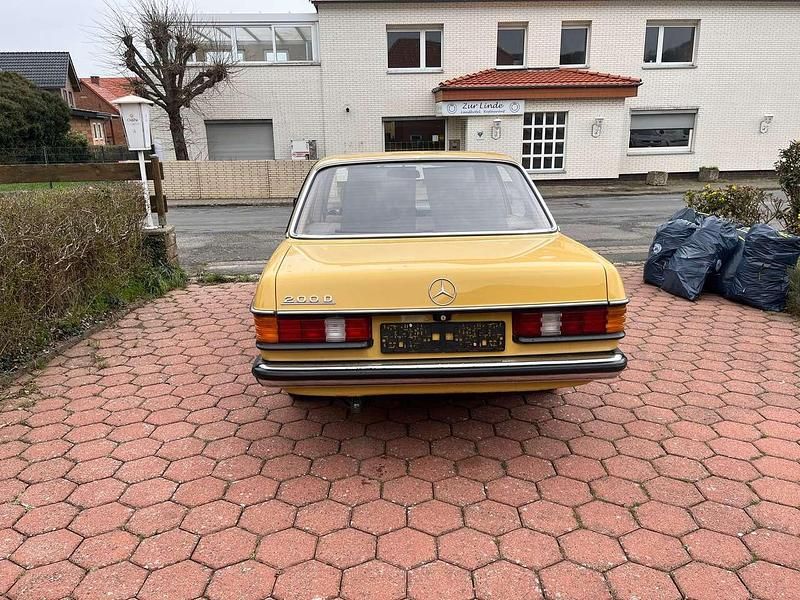 Gebraucht Mercedes 200 60 PS (44 kW) 1982 Gelb Limousine