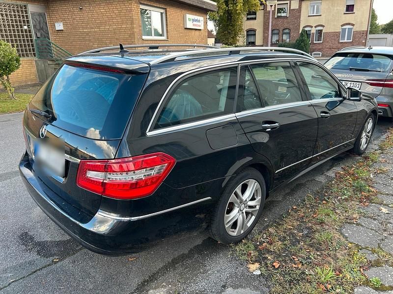 Schwarz Gebraucht 2010 Mercedes E250 Avantgarde Kombi | 4.700 € (Superpreis) - Bild 1/4