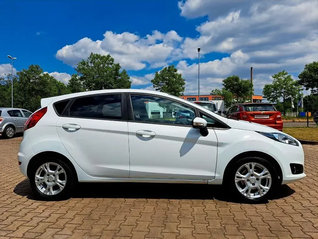 Gebraucht Ford Fiesta 82 PS (60 kW) 2013 Weiß Limousine