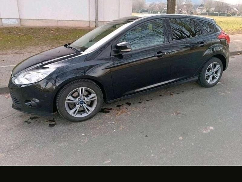 Schwarz Gebraucht 2013 Ford Focus Limousine | 5.999 € (Superpreis) - Bild 1/4