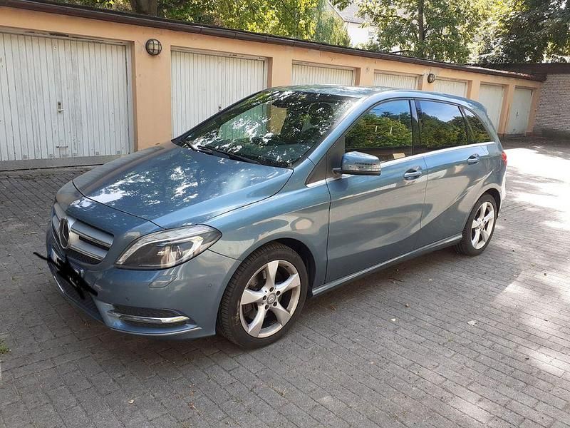 Blau Gebraucht 2013 Mercedes B220 Van / Kleinbus | 16.000 € (Fairer Preis) - Bild 1/4