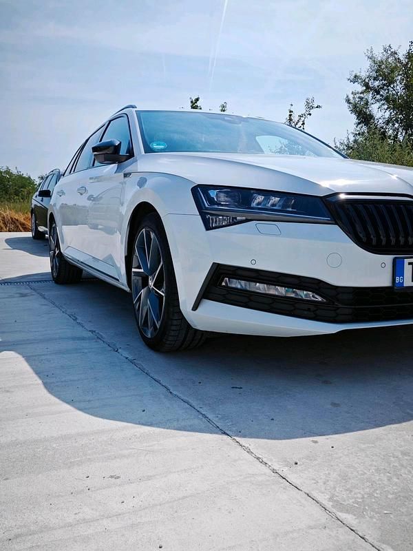 Weiß Gebraucht 2020 Skoda Superb SportLine Kombi | 20.000 € (Superpreis) - Bild 1/4