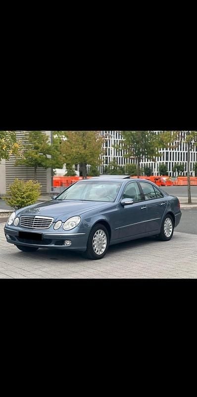 Blau Gebraucht 2004 Mercedes E320 Limousine | 7.900 € (Teuer) - Bild 1/4