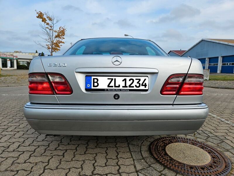 Silber Gebraucht 1996 Mercedes E280 Elegance Limousine | 6.800 € (Etwas zu teuer) - Bild 1/4