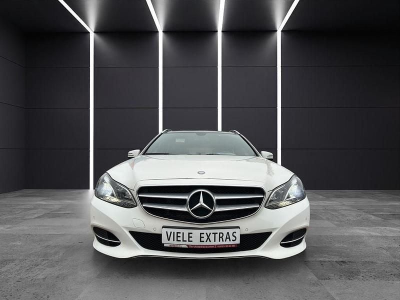 Weiß Gebraucht 2015 Mercedes E200 Avantgarde Kombi | 12.490 € (Guter Preis) - Bild 1/4