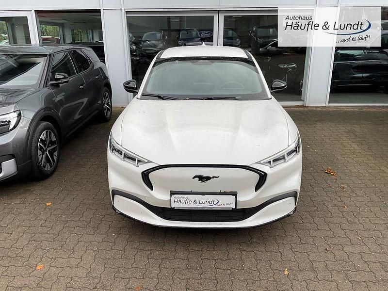 Gebraucht Ford Mustang Mach-E Premium 258 kW (351 PS) 2022 Starweiß metallic SUV