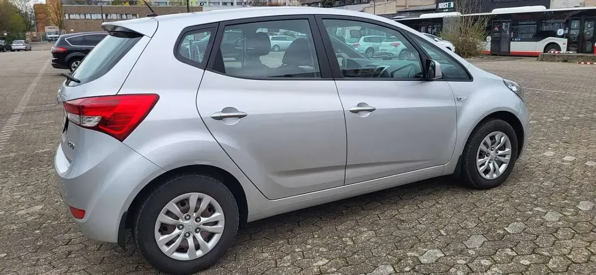Gebraucht Hyundai ix20 Classic 90 PS (66 kW) 2015 Silber Kleinwagen