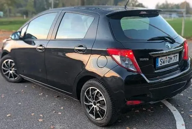 Gebraucht Toyota Yaris 90 PS (66 kW) 2014 Schwarz Kleinwagen