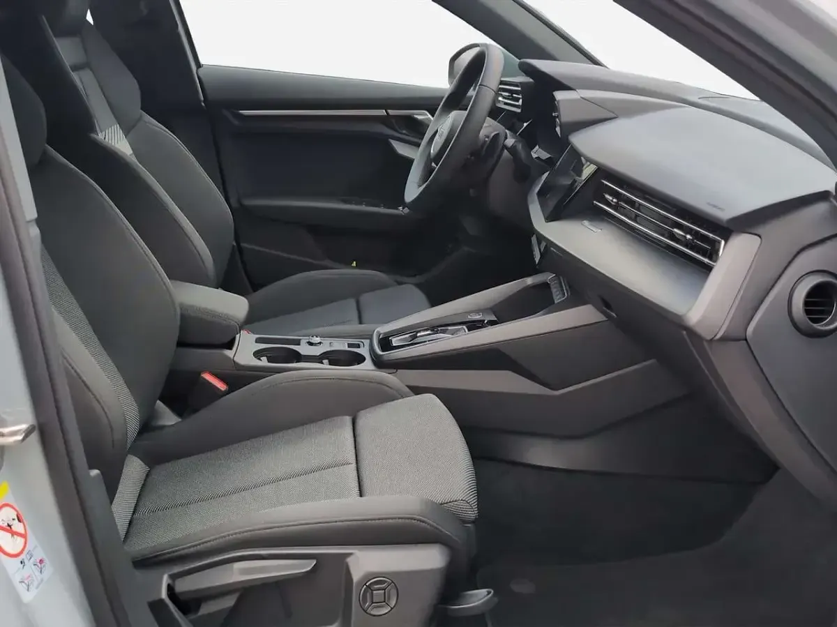 Gebraucht Audi A3 Ambiente 150 PS (110 kW) 2025 Pfeilgrau perleffekt Limousine