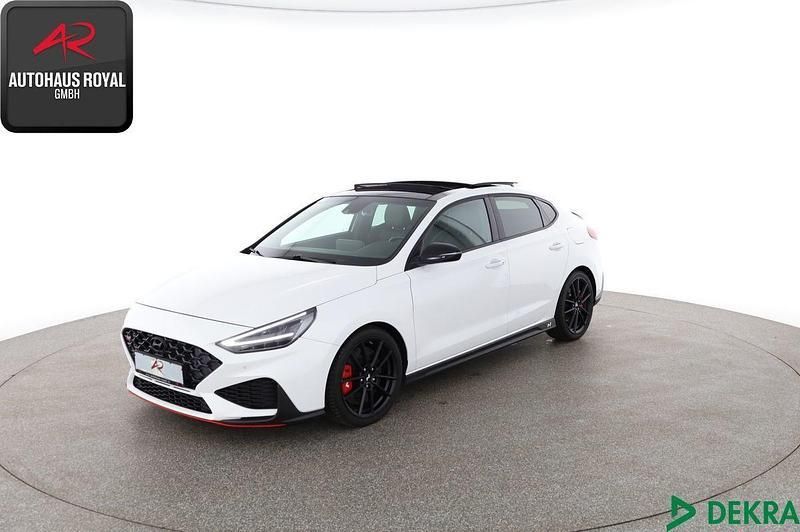 Weiss Gebraucht 2022 Hyundai i30 N Performance Limousine | 29.440 € (Fairer Preis) - Bild 1/4