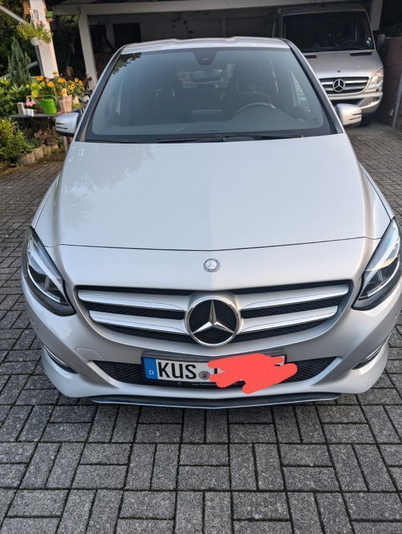 Silber Gebraucht 2016 Mercedes B220 Urban Van / Kleinbus | 15.700 € - Bild 1/4
