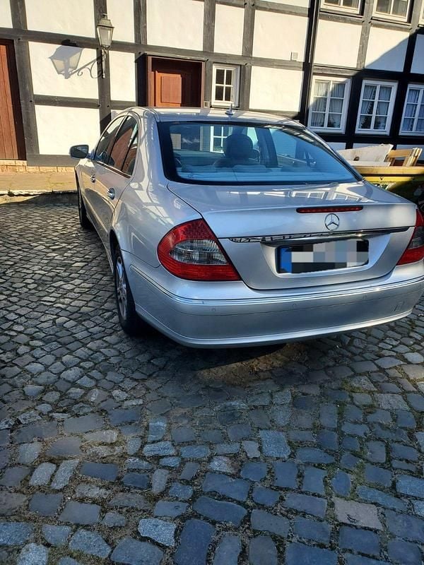 Grau Gebraucht 2006 Mercedes E280 Limousine | 9.000 € (Etwas zu teuer) - Bild 1/4