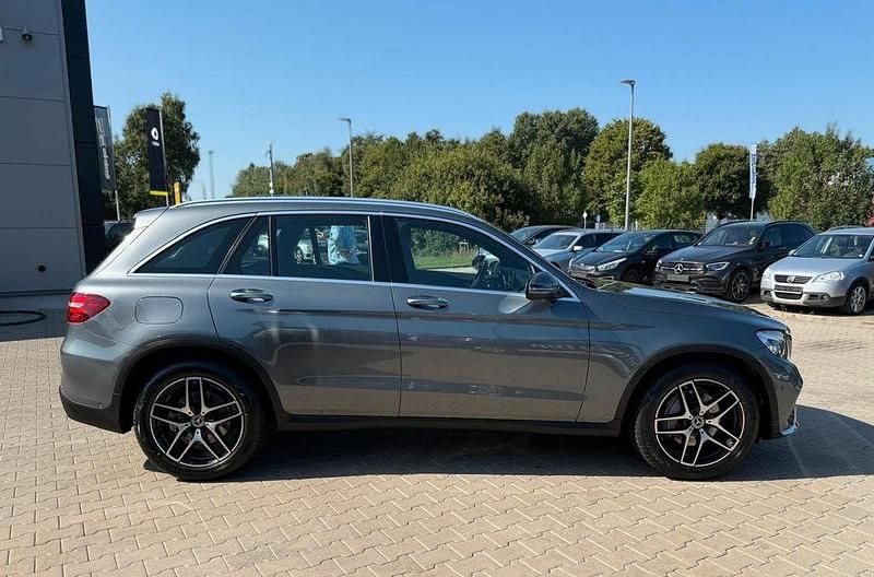 Grau Gebraucht 2017 Mercedes GLC300 AMG line SUV | 31.800 € (Fairer Preis) - Bild 1/4