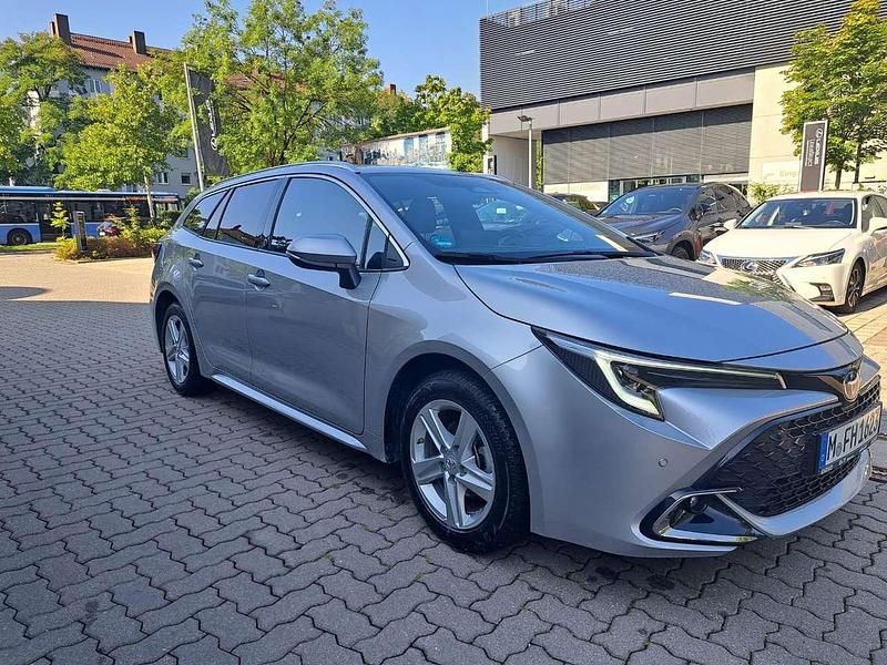 Shimmering silver me Gebraucht 2024 Toyota Corolla Team Kombi | 23.990 € (Superpreis) - Bild 1/4