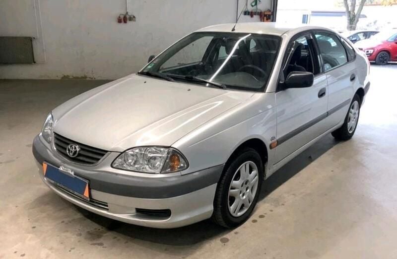 Gebraucht Toyota Avensis Sol 150 PS (110 kW) 2002 Silber Kleinwagen