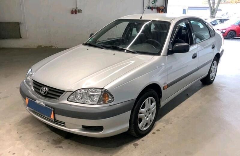 Silber Gebraucht 2002 Toyota Avensis Sol Kleinwagen | 3.499 € (Teuer) - Bild 1/4