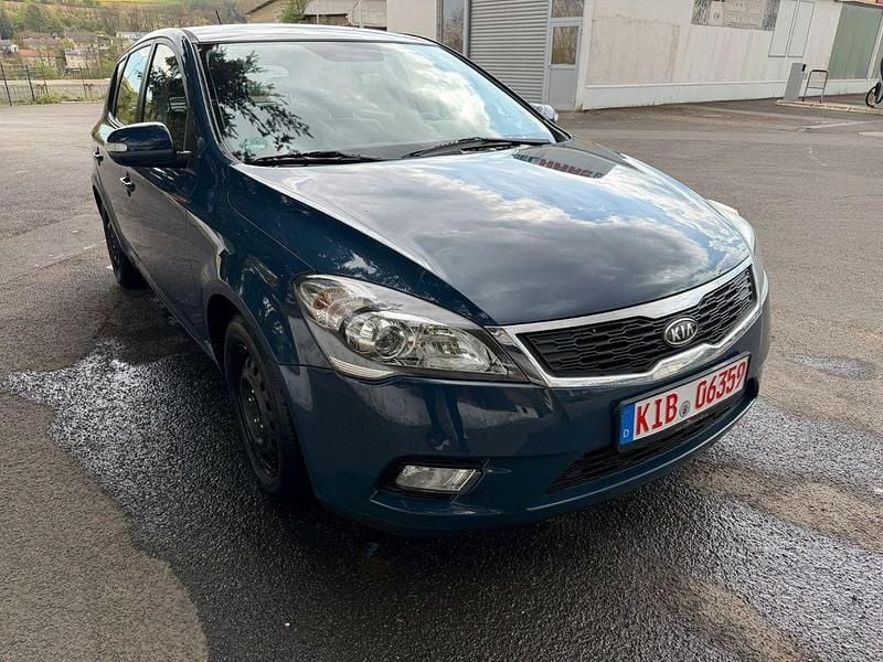 Używany Kia Ceed 125 KM (91 kW) 2011 Niebieski Hatchback