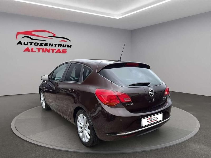 Usata Opel Astra 140 CV (102 kW) 2013 Marrone Berlina