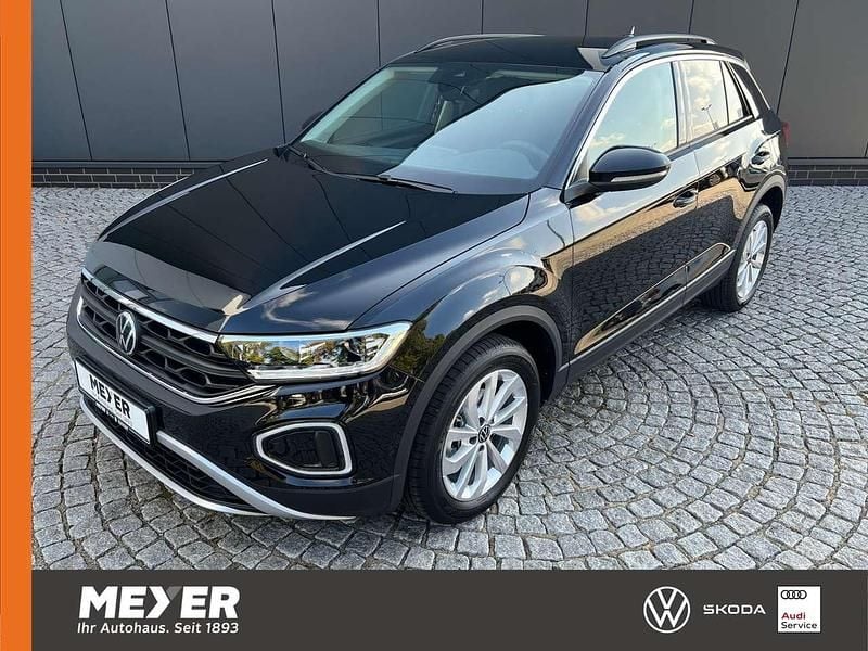 Grenadillschwarz metallic Neu 2025 VW T-Roc Life SUV | 26.949 € (Superpreis) - Bild 1/4