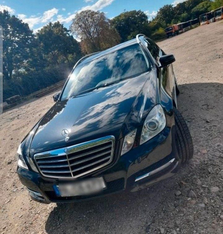 Schwarz Gebraucht 2011 Mercedes E200 Avantgarde Kombi | 4.999 € (Superpreis) - Bild 1/4