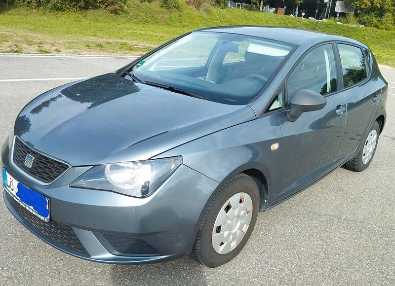 Grau Gebraucht 2012 Seat Ibiza Reference Limousine | 6.250 € (Fairer Preis) - Bild 1/4