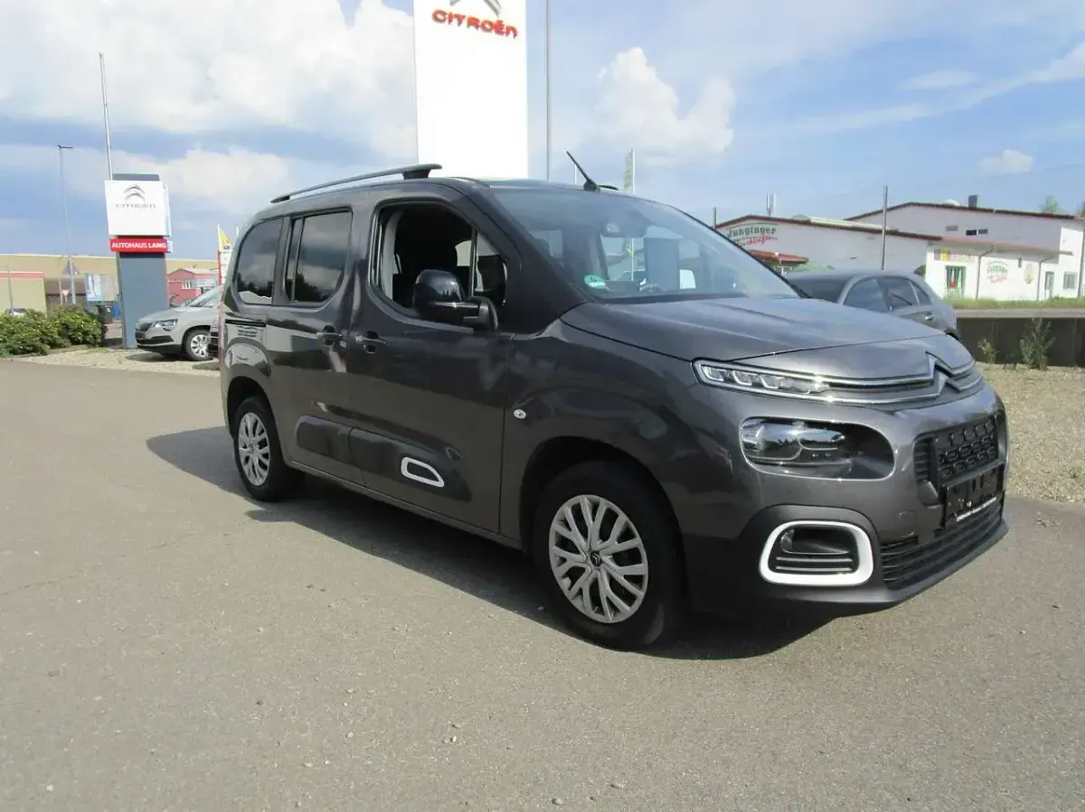 Gebraucht Citroën Berlingo Feel 131 PS (96 kW) 2023 Lackierung platiniumgrau Van / Kleinbus
