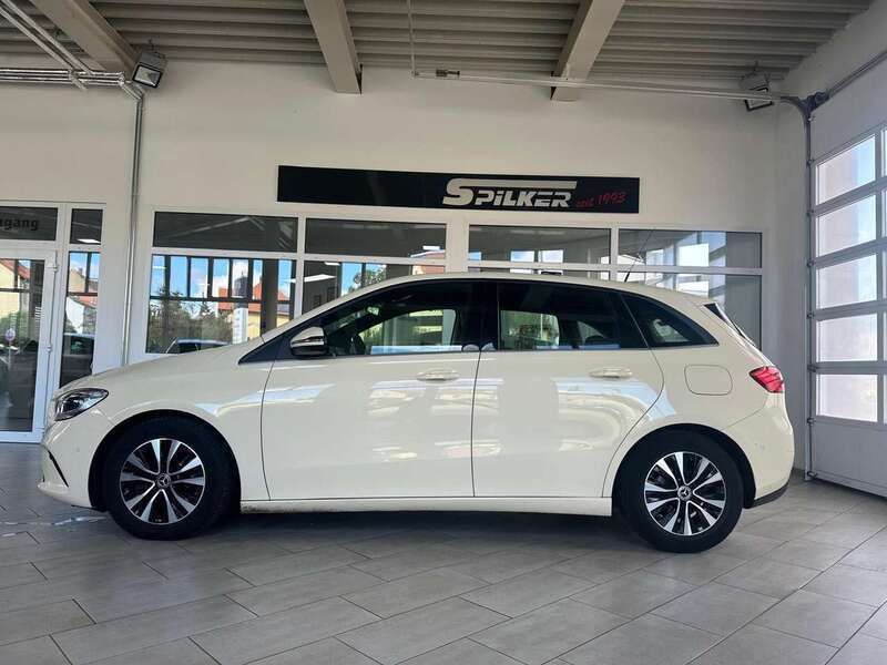 Hellelfenbein Gebraucht 2022 Mercedes B180 Van / Kleinbus | 18.490 € (Guter Preis) - Bild 1/4