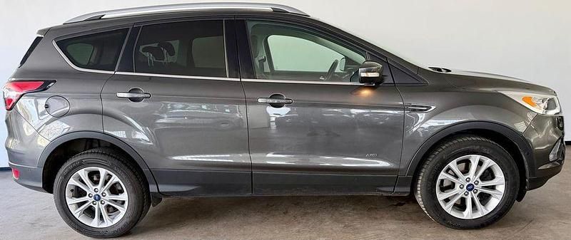 Gebraucht Ford Kuga Ambiente 150 PS (110 kW) 2017 Grau SUV