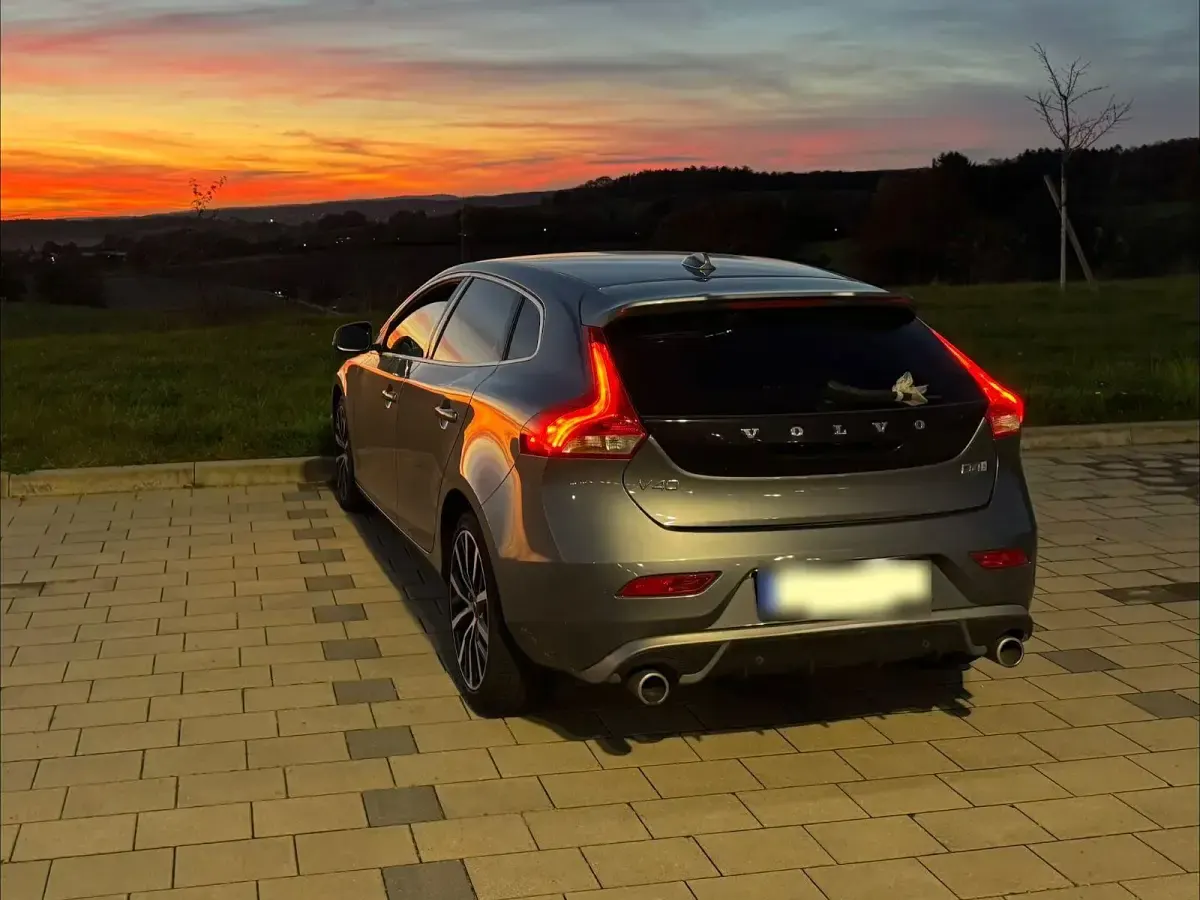 Gebraucht Volvo V40 R-Design 190 PS (139 kW) 2016 Grau Limousine