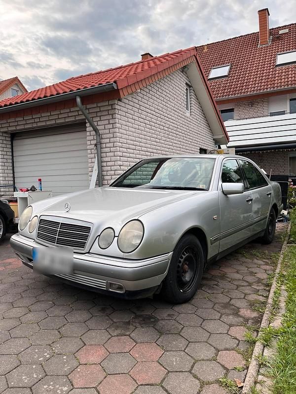 Gebraucht Mercedes E230 150 PS (110 kW) 1996 Silber Limousine