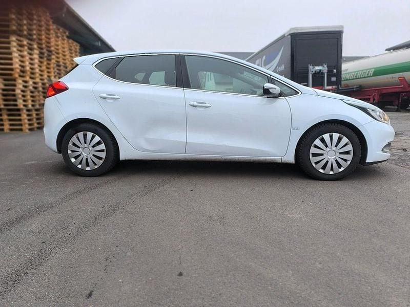 Gebraucht Kia Ceed Platinum Edition 128 PS (94 kW) 2013 Weiß Kleinwagen