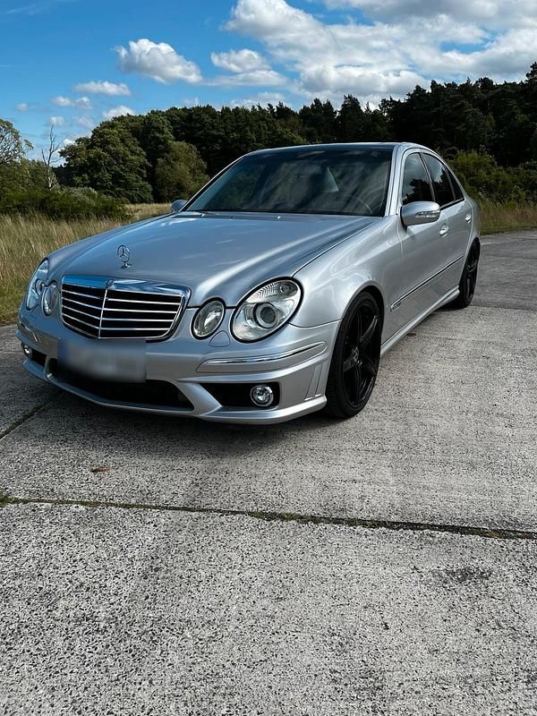 Silber Gebraucht 2004 Mercedes E500 Avantgarde Limousine | 10.500 € (Etwas zu teuer) - Bild 1/4