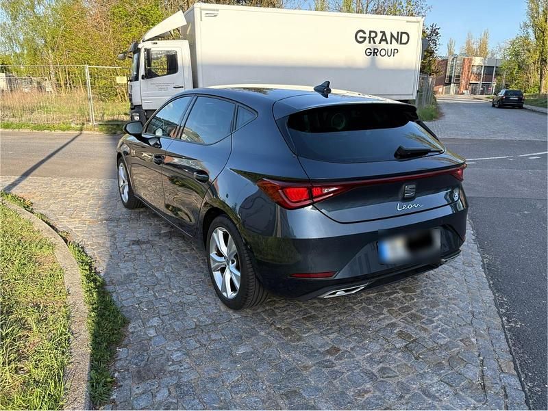 Używany Seat Leon FR 150 KM (110 kW) 2022 Szary Sedan/Limuzyna