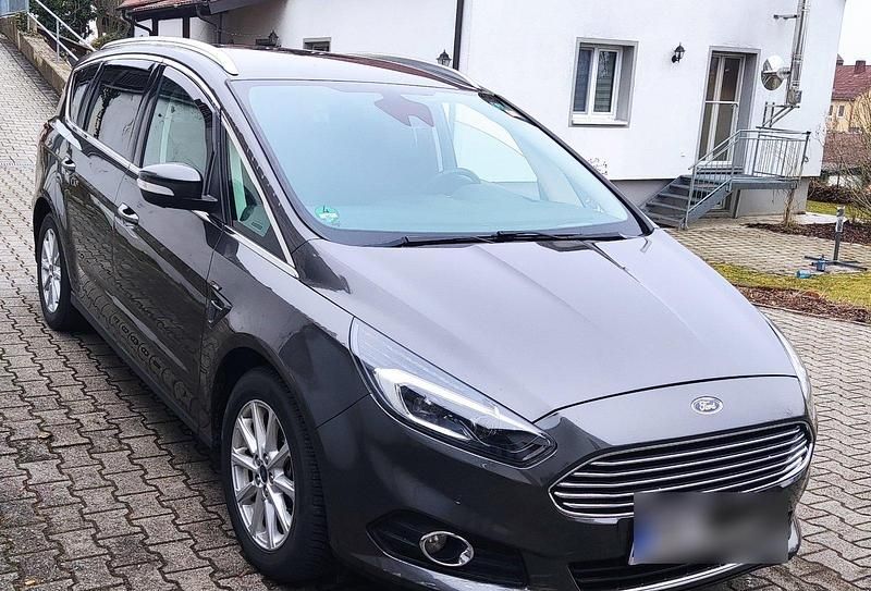 Gebraucht Ford S-MAX Titanium 150 PS (110 kW) 2016 Grau Van / Kleinbus