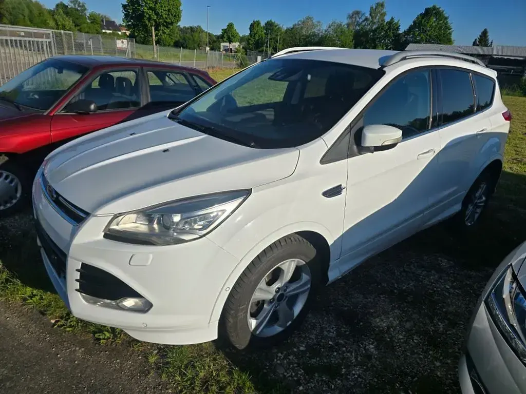 Gebraucht Ford Kuga Individual 179 PS (131 kW) 2015 Weiß SUV