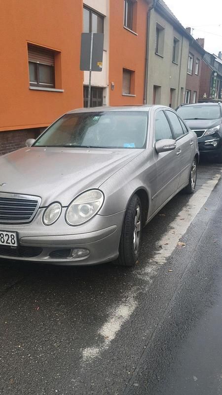 Grau Gebraucht 2004 Mercedes E220 Limousine | 2.150 € (Guter Preis) - Bild 1/4