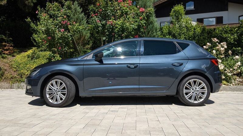 Grau Gebraucht 2019 Seat Leon XCELLENCE Limousine | 16.200 € (Guter Preis) - Bild 1/4