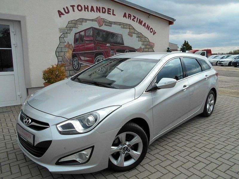 Sleek silver metallic Gebraucht 2013 Hyundai i40 Style Kombi | 7.449 € (Etwas zu teuer) - Bild 1/4