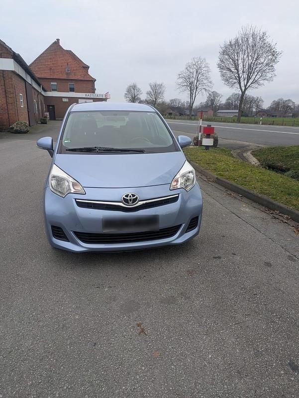 Gebraucht Toyota Verso-S 99 PS (72 kW) 2012 Blau Van / Kleinbus