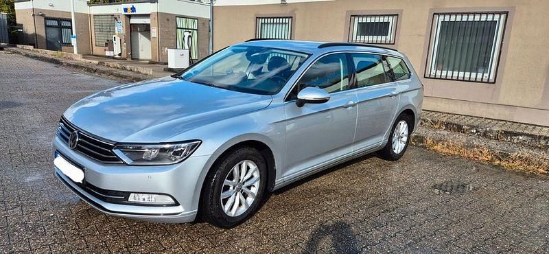 Silber Gebraucht 2017 VW Passat Comfortline Kombi | 10.999 € (Superpreis) - Bild 1/4