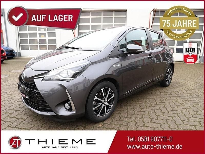 Grau Gebraucht 2017 Toyota Yaris Team Limousine | 13.764 € (Fairer Preis) - Bild 1/4