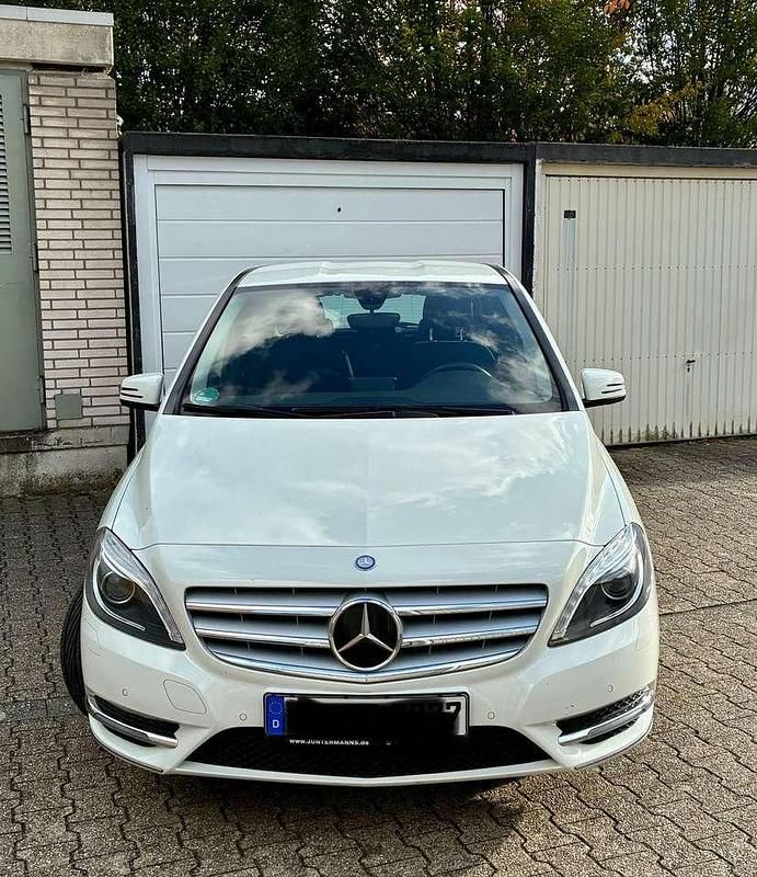 Weiß Gebraucht 2014 Mercedes B180 Van / Kleinbus | 13.000 € (Fairer Preis) - Bild 1/4