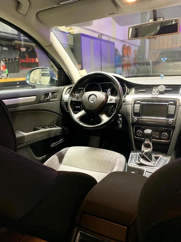 Grau Gebraucht 2014 Skoda Superb Limousine | 9.190 € (Guter Preis) - Bild 1/4