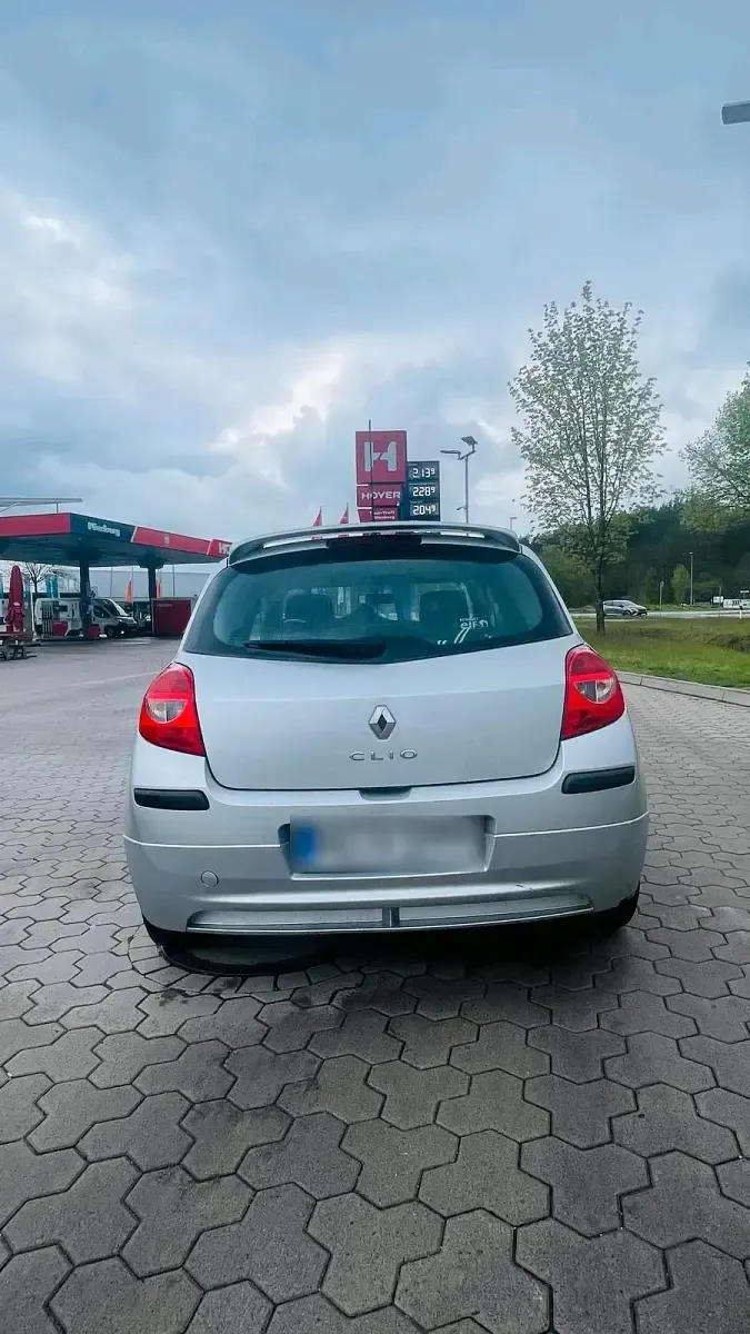 Gebraucht Renault Clio II 60 PS (44 kW) 2007 Silber Kleinwagen