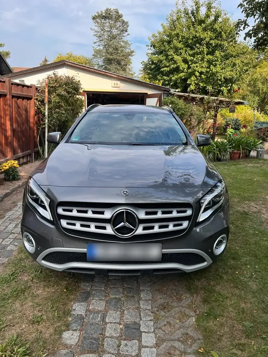 Gebraucht Mercedes GLA180 Urban 122 PS (89 kW) 2019 Grau SUV