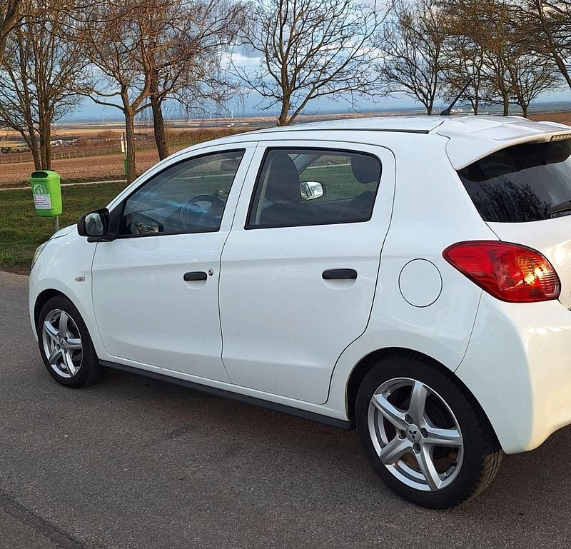 Gebraucht Mitsubishi Space Star 71 PS (52 kW) 2015 Weiß Kleinwagen