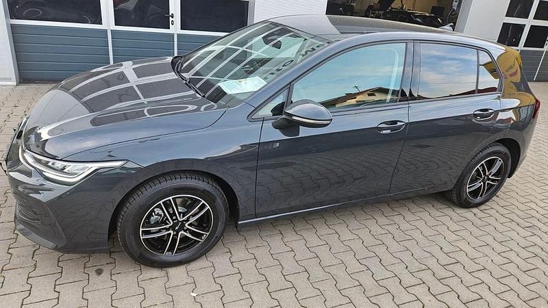 Neu VW Golf VIII 116 PS (85 kW) 2025 Grau Limousine