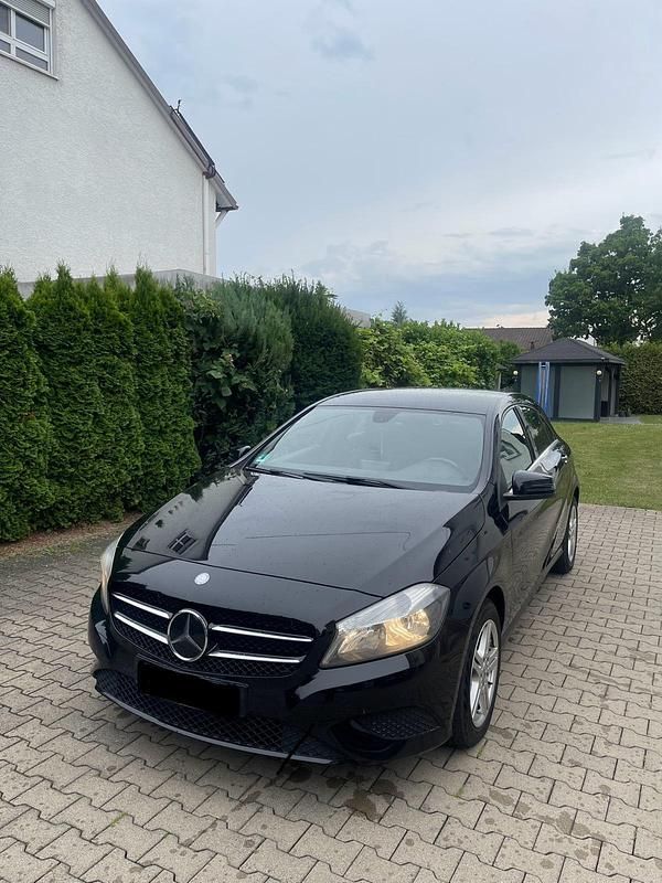 Schwarz Gebraucht 2013 Mercedes A180 Kleinwagen | 8.500 € (Fairer Preis) - Bild 1/4