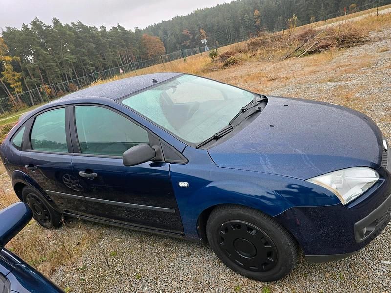 Blau Gebraucht 2006 Ford Focus Limousine | 700 € (Guter Preis) - Bild 1/4