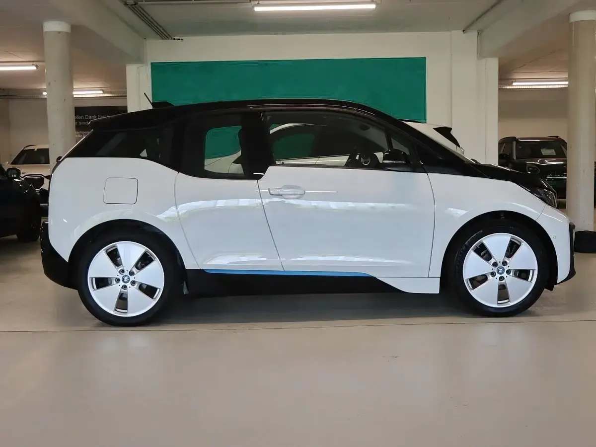 Gebraucht BMW i3 Basis 125 kW (170 PS) 2022 Capparisweiss mit akzent bmw i blau Kleinwagen